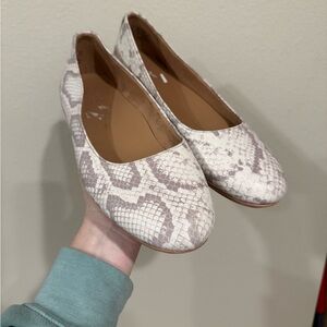 Naturalizer Women's White Snakeskin Flats 7W